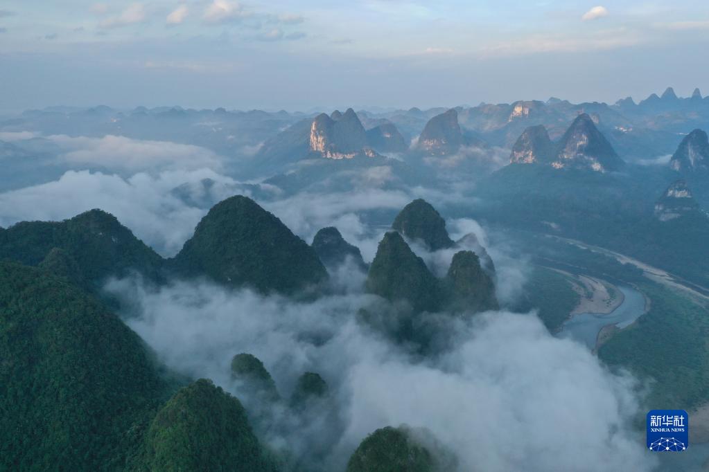 广西桂林：雾笼群山秀