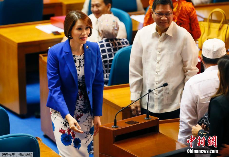 菲律賓首位跨性別議員現身國會