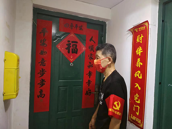 成都高新区肖家河街道：迎峰度夏保供电 党员先锋走在前_fororder_刘家武上门进行节约用电宣传-供图-成都高新区肖家河街道办-