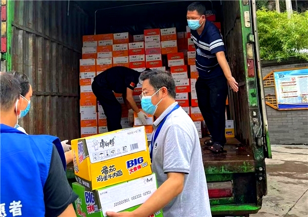方便面、牛奶、面包，贵州省红十字组织向抗疫志愿者捐物资