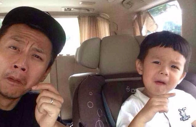 微博粉丝破5000万 邓超跑天桥贴膜