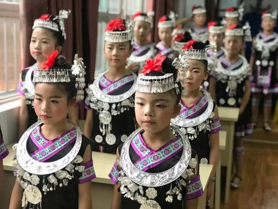 都匀八小学生参加2022中国—东盟教育交流周 展现民族文化之美_fororder_小学2