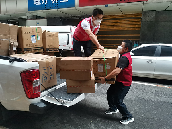 宜宾珙县：尽锐“出征”凝聚合力 全力以赴画好抗疫胜利“同心圆”_fororder_珙县党员干部正在搬运物资-供图-珙县县委宣传部