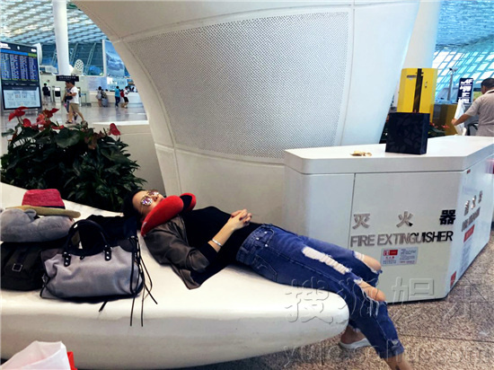 宋佳曝路演幕后照 花式睡姿引网友心疼被赞敬业