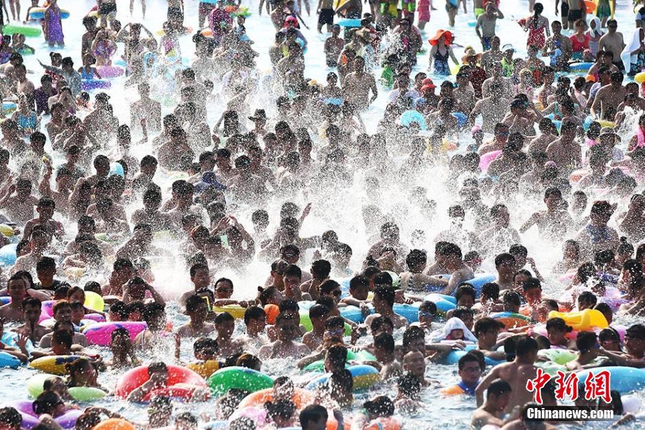 高温持续 南京市民挤爆泳池避“蒸烤”
