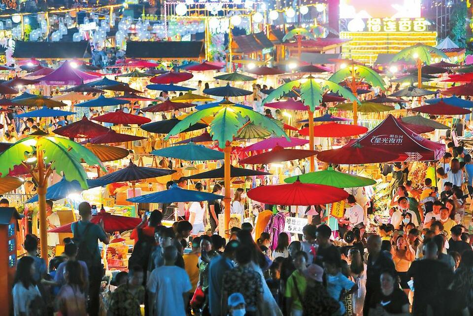 首页>要闻夜幕降临,景洪市告庄西双景的星光夜市人潮涌动,来自各地的