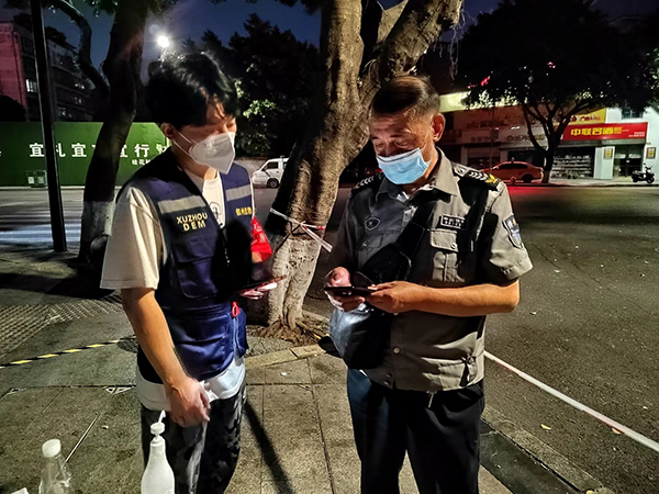 宜宾叙州：解码战“疫”路上的人才力量_fororder_张书伟（左）在卡口检查出入人员核酸检测信息