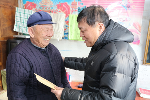 图片默认标题_fororder_长春市人大常委会副主任吕凝慰问贫困村群众。