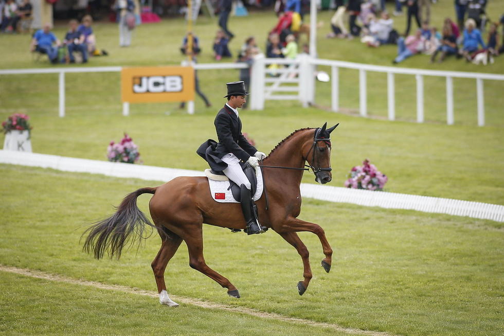 中国战马出征里约奥运会华天换坐骑帅气逼人