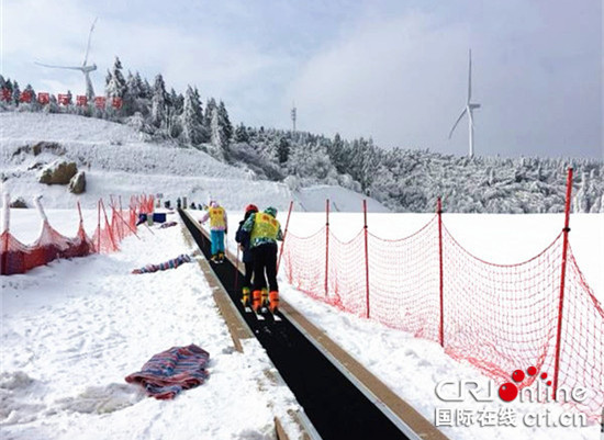 急稿 已过审【CRI专稿 图文】重庆有了“国际范”滑雪场【内容页标题】专业器材大型设施加持 重庆有了“国际范”滑雪场