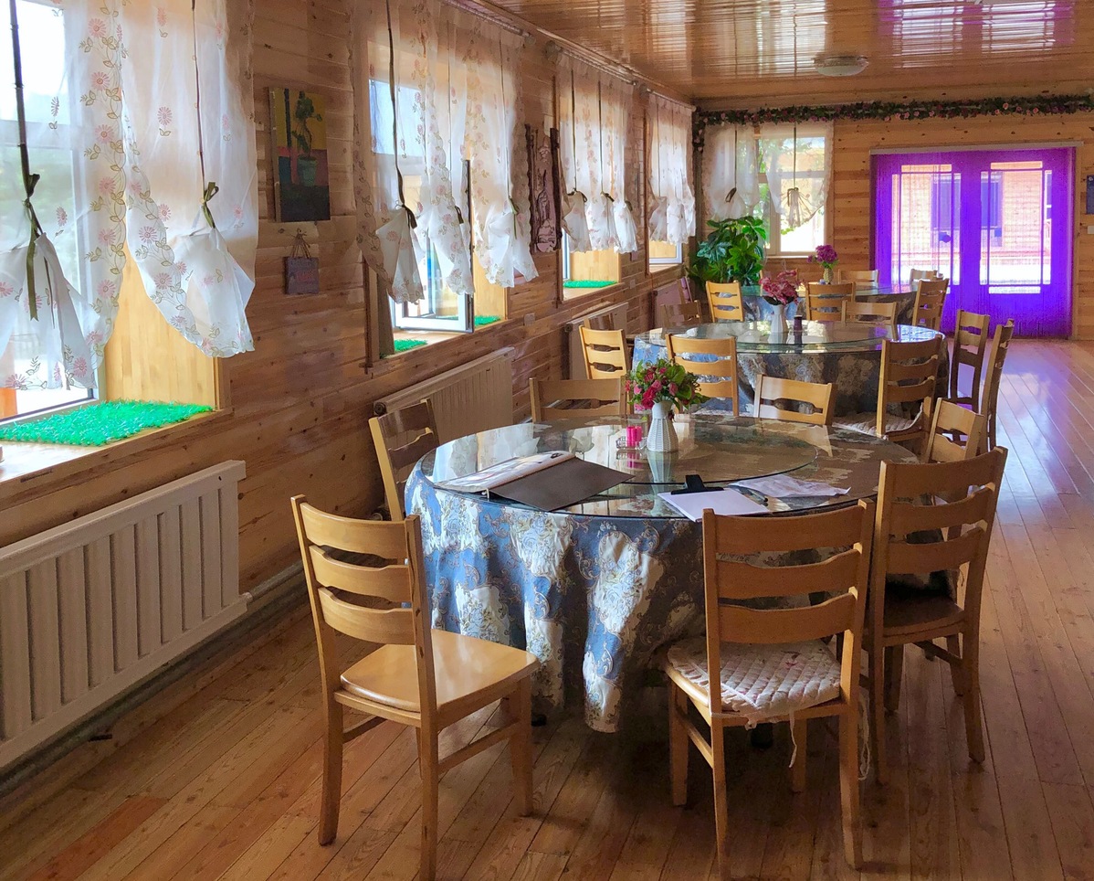 "瓦西里"家庭的餐厅,房屋材料以圆木和木板为主,房屋主体以圆木叠摞