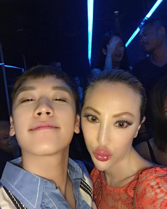 香港整容名媛与胜利自拍 蛇精脸比以前更尖了