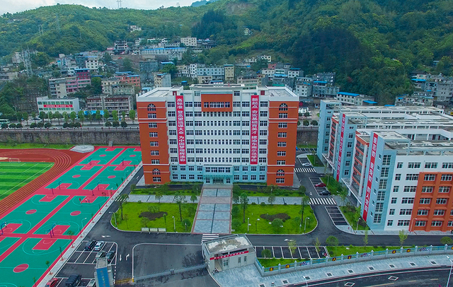 渝州瞭望台丨“黔”景无限好：黔江民生福袋背后的改革经_fororder_黔江育才中学全景。黔江区委宣传部供图