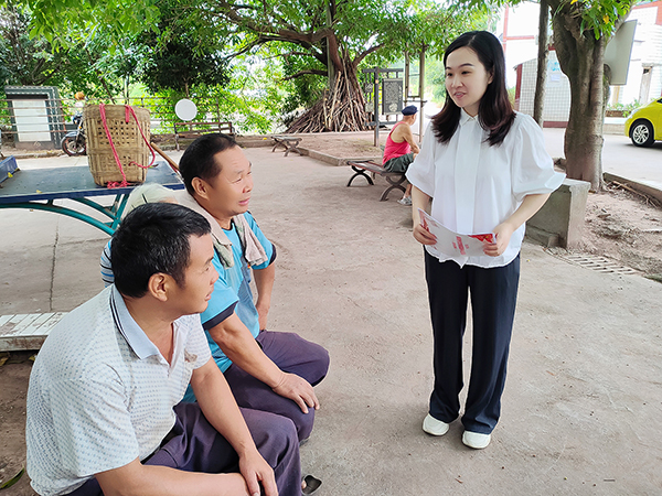 我在乡村挺好的|自贡沿滩区：何清影用脚丈量舒安村每一寸泥土 助力乡村振兴发展_fororder_何清影（右）向村民宣传森林防火、疫情防控知识