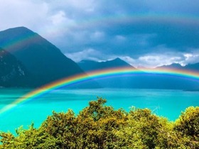 西藏巴松湖上的彩虹