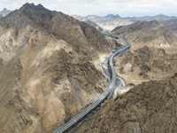 新華全媒+丨第三條進出新疆高速公路通車