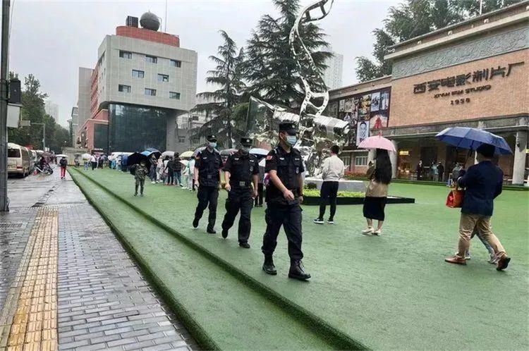 【今日雁塔】開學季 西安雁塔公安雨中“護學崗”撐起護航“平安傘”_fororder_1