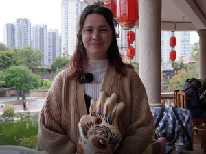 Girl from South Africa Learns to Make a Gargoyle Statue_fororder_4