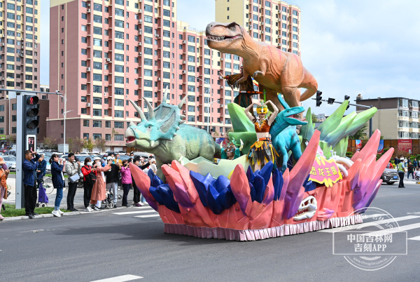 氣氛拉滿!延邊硬核元素在州慶花車巡遊中綻放光彩