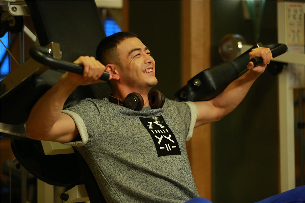 小包总杨烁42寸钻石胸引网友舔屏身材好过黄晓明