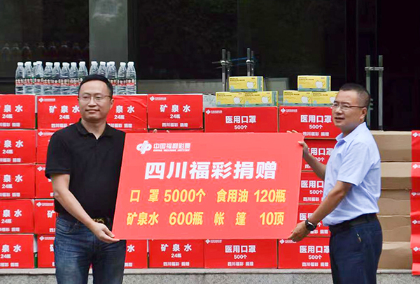 自贡高新区：爱心捐赠 情暖“疫”线_fororder_1捐赠活动现场