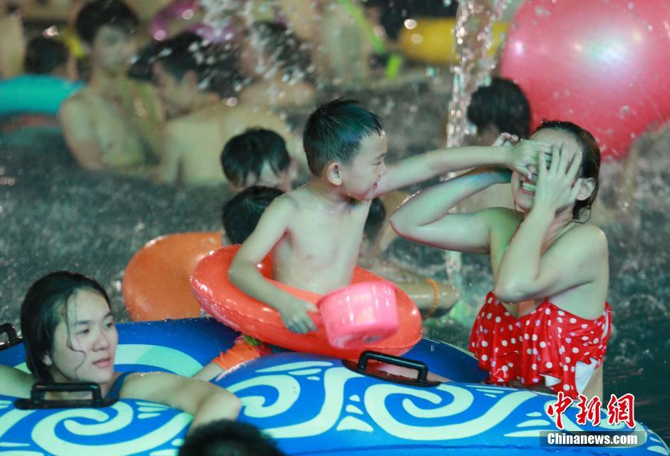 江西南昌开启“烧烤”模式 民众扎堆亲水避暑