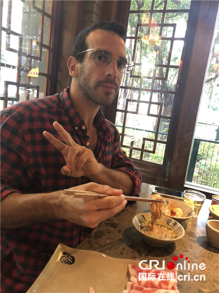 【地球村里的年轻人】美国小伙学中文 向世界讲述中国故事_fororder_1