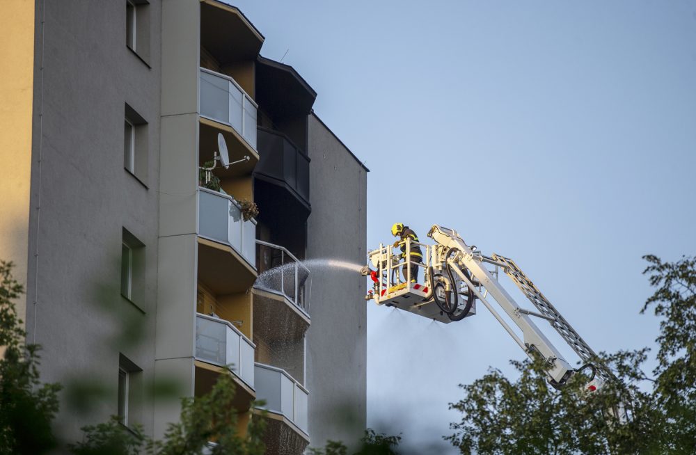 捷克一居民楼发生火灾致11人死亡
