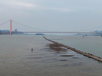  The water level continues to decline, and Wuhan section of the Yangtze River exposes the path in the river center