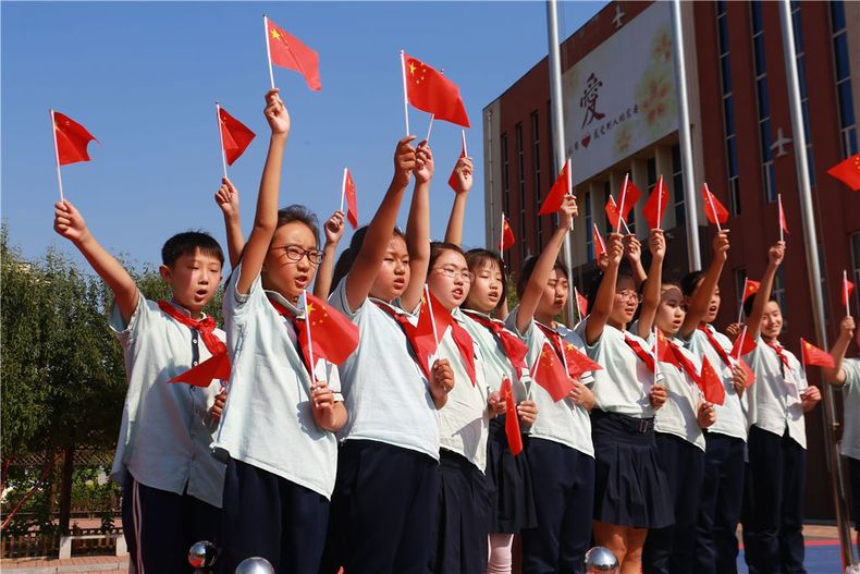 瀋陽市航空實驗小學開展“紅色的海洋、紅色的心”活動