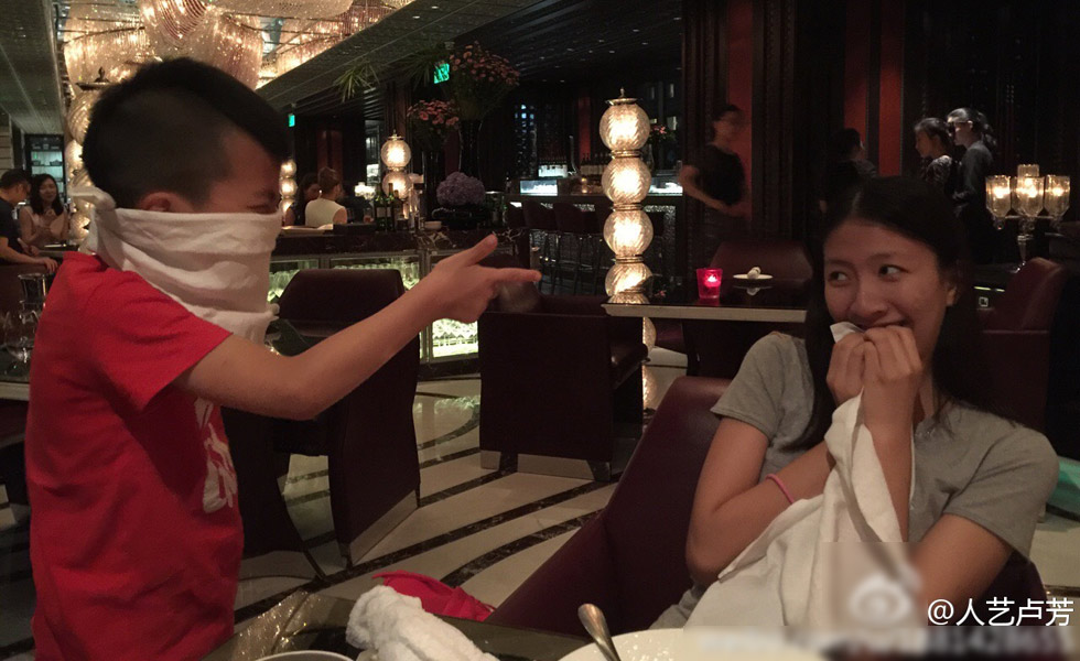 胡军儿女生活近照曝光 康康“打劫”姐姐