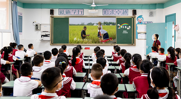 直击｜眉山开学第一天_fororder_眉山师范附属小学的同学们观看“开学第一课”-供图-眉山市东坡区教育和体育局