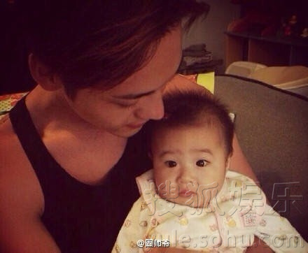 “人贩子”陈伟霆宠溺抱外甥女 粉丝直呼好羡慕