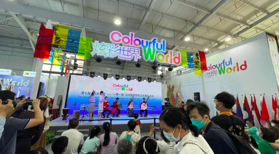 逛展、购物、看演出 “炫彩世界”首个公众开放日迎来火爆场面（组图）_fororder_ddd4