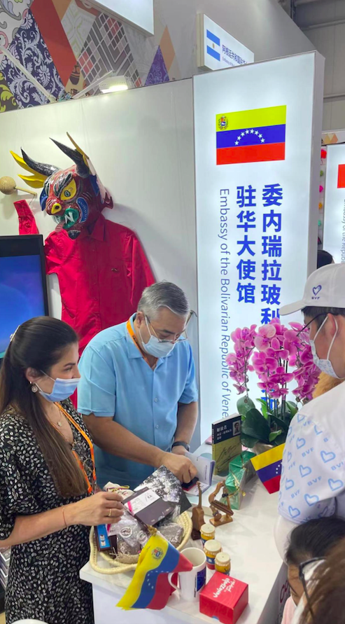 逛展、购物、看演出 “炫彩世界”首个公众开放日迎来火爆场面（组图）_fororder_ddd14