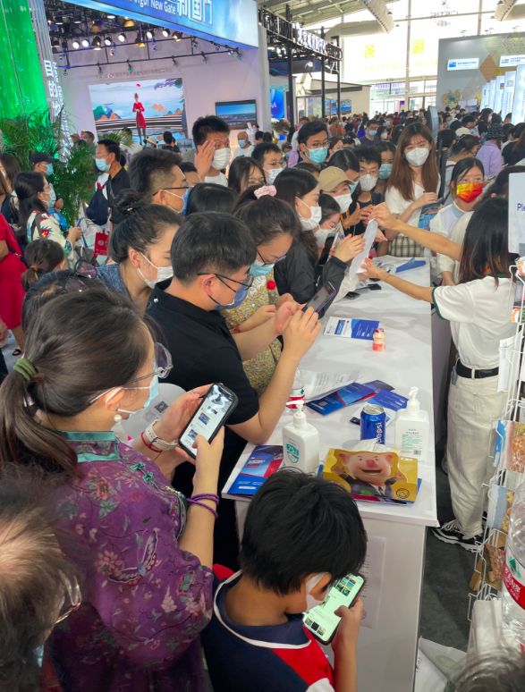 逛展、购物、看演出 “炫彩世界”首个公众开放日迎来火爆场面（组图）_fororder_ddd13