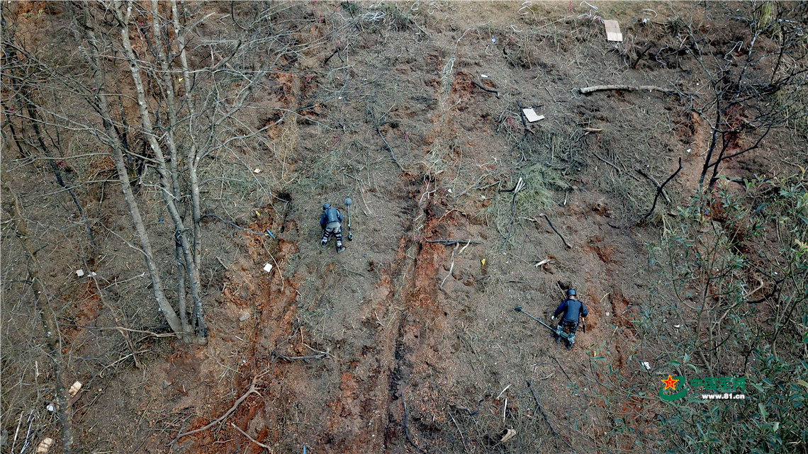 直击中越边境扫雷 官兵手牵手趟过雷场移交百姓