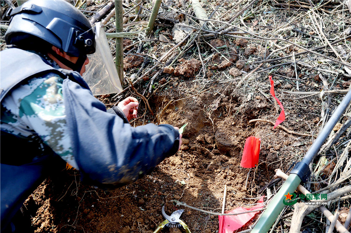 直击中越边境扫雷 官兵手牵手趟过雷场移交百姓
