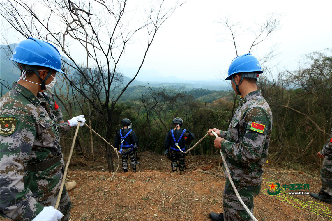 直击中越边境扫雷 官兵手牵手趟过雷场移交百姓