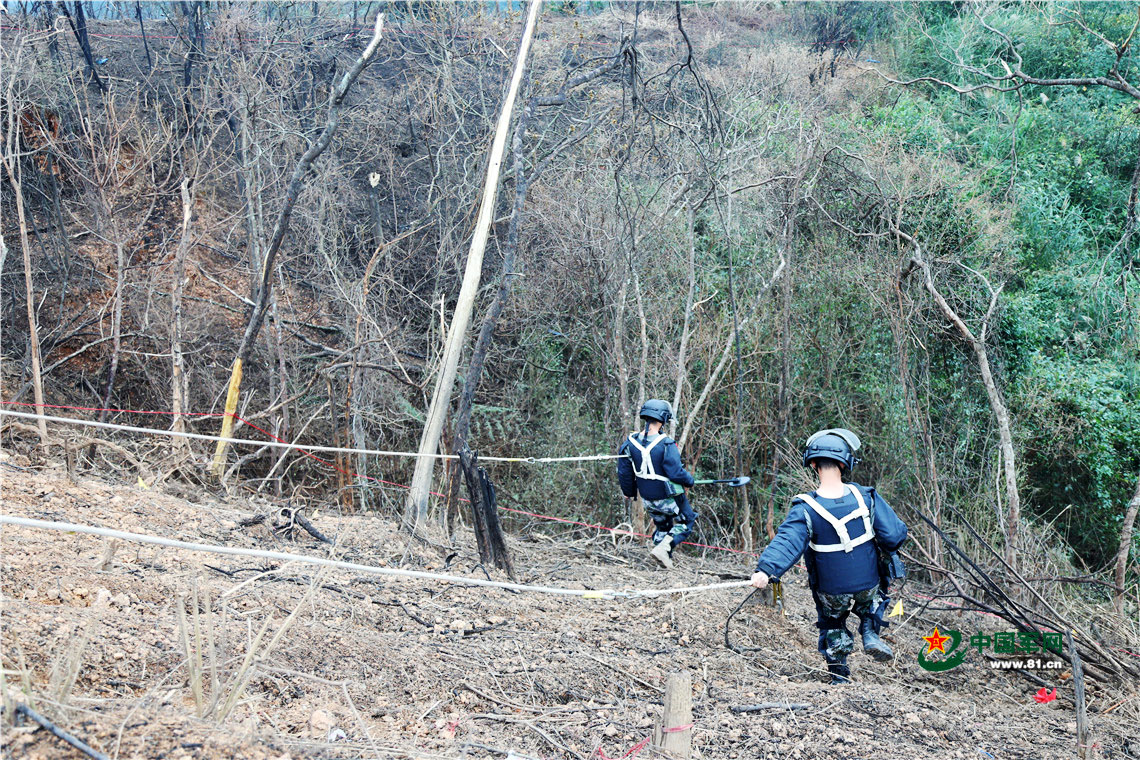 直击中越边境扫雷 官兵手牵手趟过雷场移交百姓