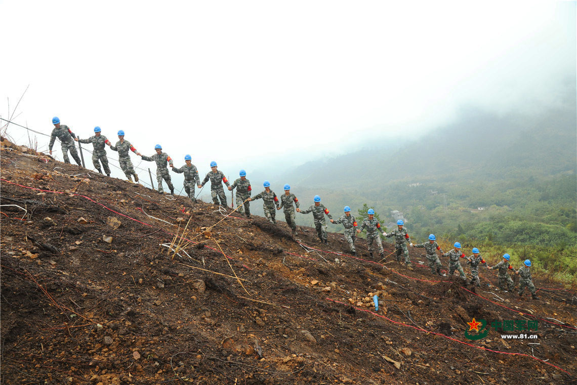 直击中越边境扫雷 官兵手牵手趟过雷场移交百姓
