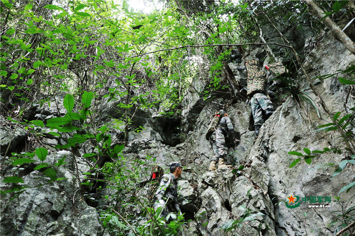 直击中越边境扫雷 官兵手牵手趟过雷场移交百姓