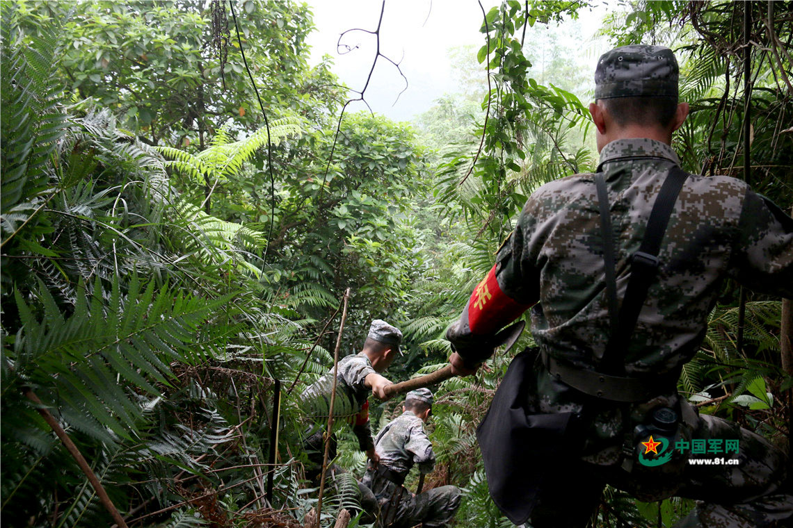 直击中越边境扫雷 官兵手牵手趟过雷场移交百姓