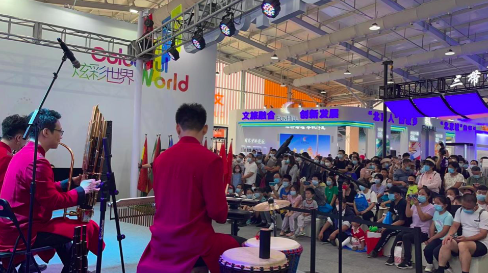 逛展、购物、看演出 “炫彩世界”首个公众开放日迎来火爆场面（组图）_fororder_ddd3
