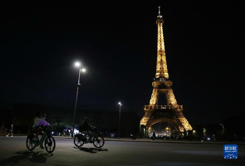 法国：为省电 埃菲尔铁塔将提前熄灯