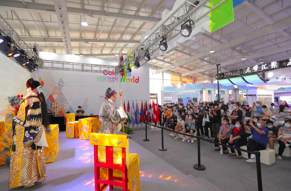 逛展、购物、看演出 “炫彩世界”首个公众开放日迎来火爆场面（组图）_fororder_ddd5