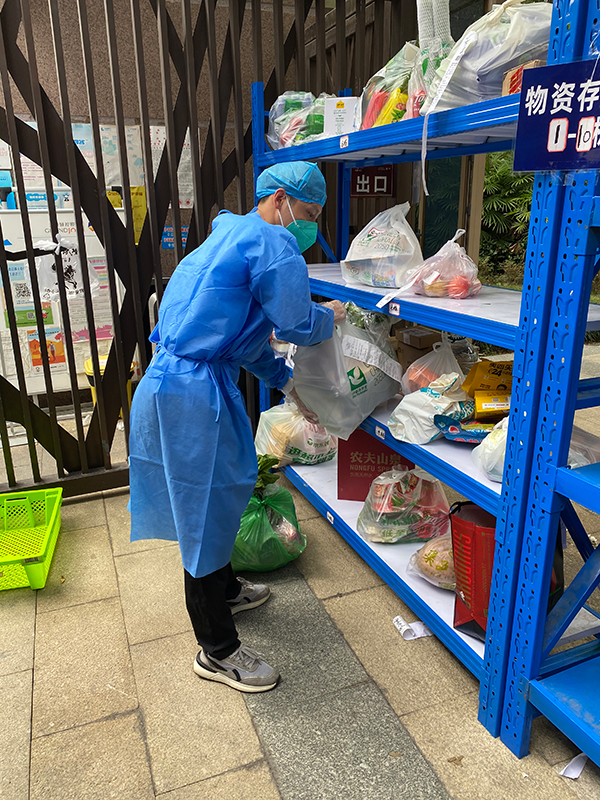 四川省经济合作局:用心用情精准服务千方百计推动招商引资企业稳工稳产_fororder_四川省经济合作局党员干部参与物资配送--供图-四川省经济合作局