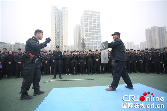 已过审【法制安全】江津警方开展校园保安培训活动