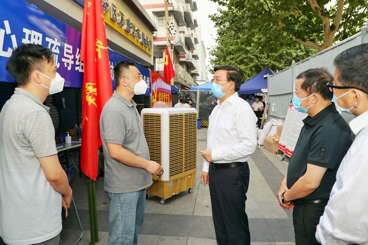 施小琳王凤朝等成都市领导调研社区疫情防控工作看望慰问奋战在防疫