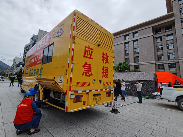 瀘定地震特別報道｜甘孜州瀘定縣發生6.8級地震 國網四川電力啟動地震二級應急響應_fororder_國網四川電力（雅安）連心橋共産黨員服務隊第一時間為石棉縣抗震救災臨時指揮部接通電源-鄭曉蓉攝